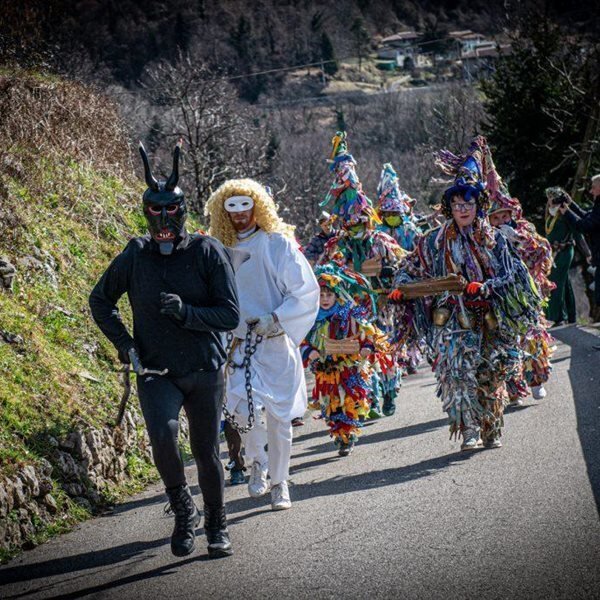 On the road with the \"Pust\" (Carnival) of Rodda