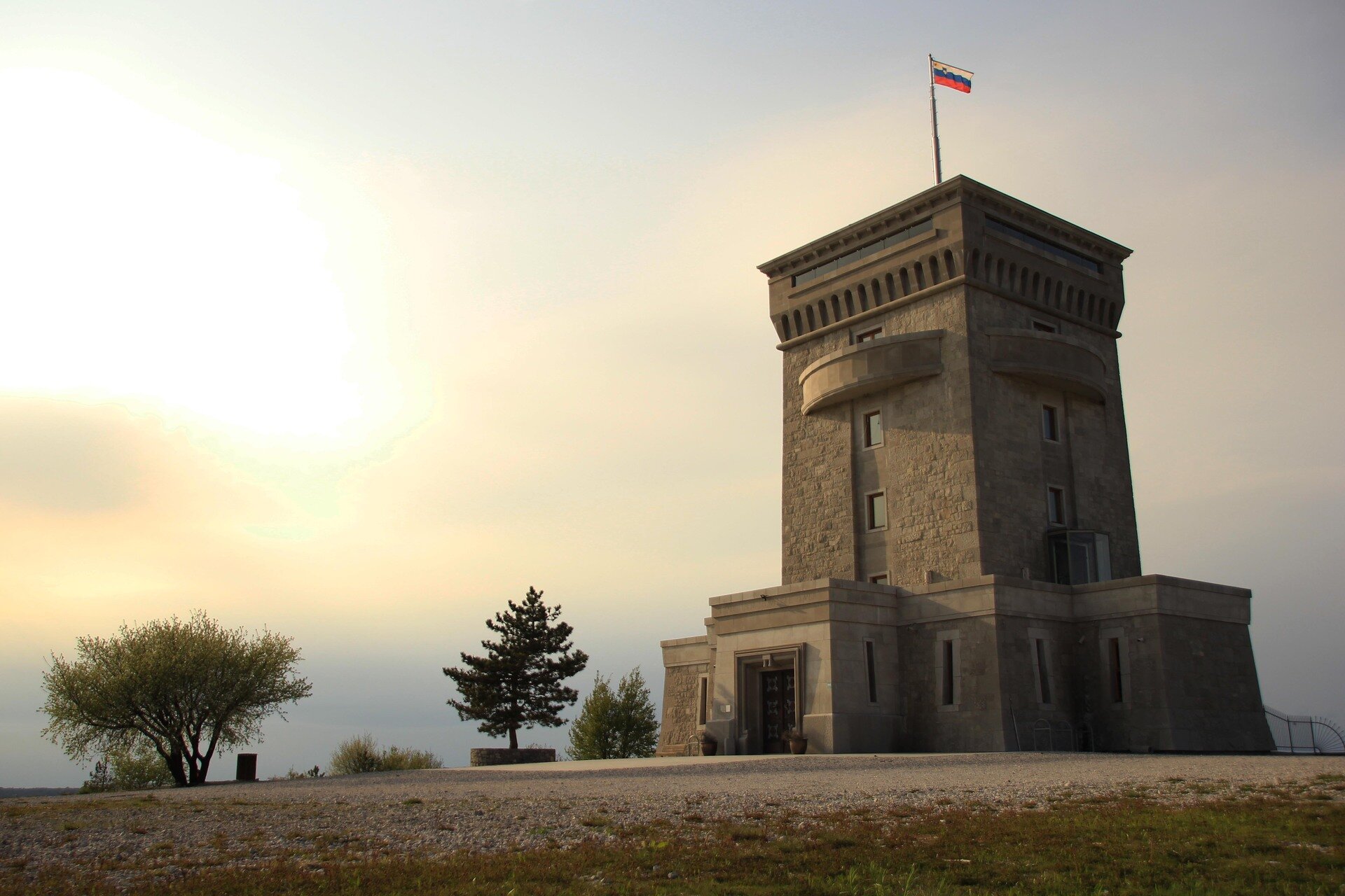 Burja, pršut in teran