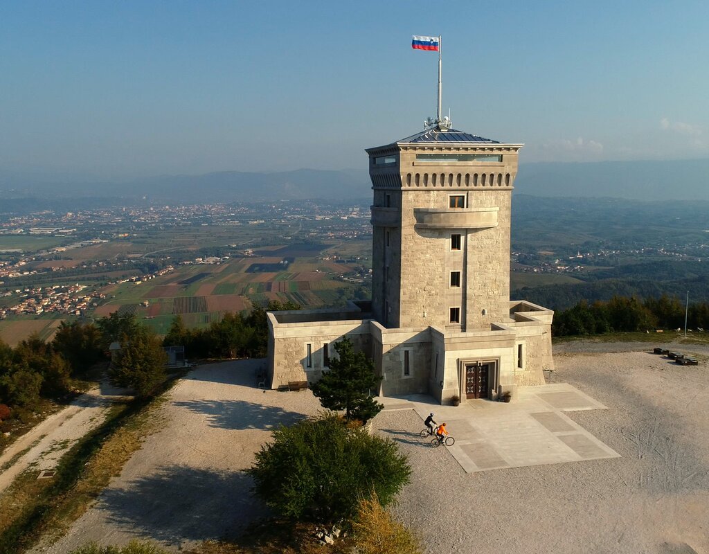 Pomnik miru in razgledni stolp Cerje